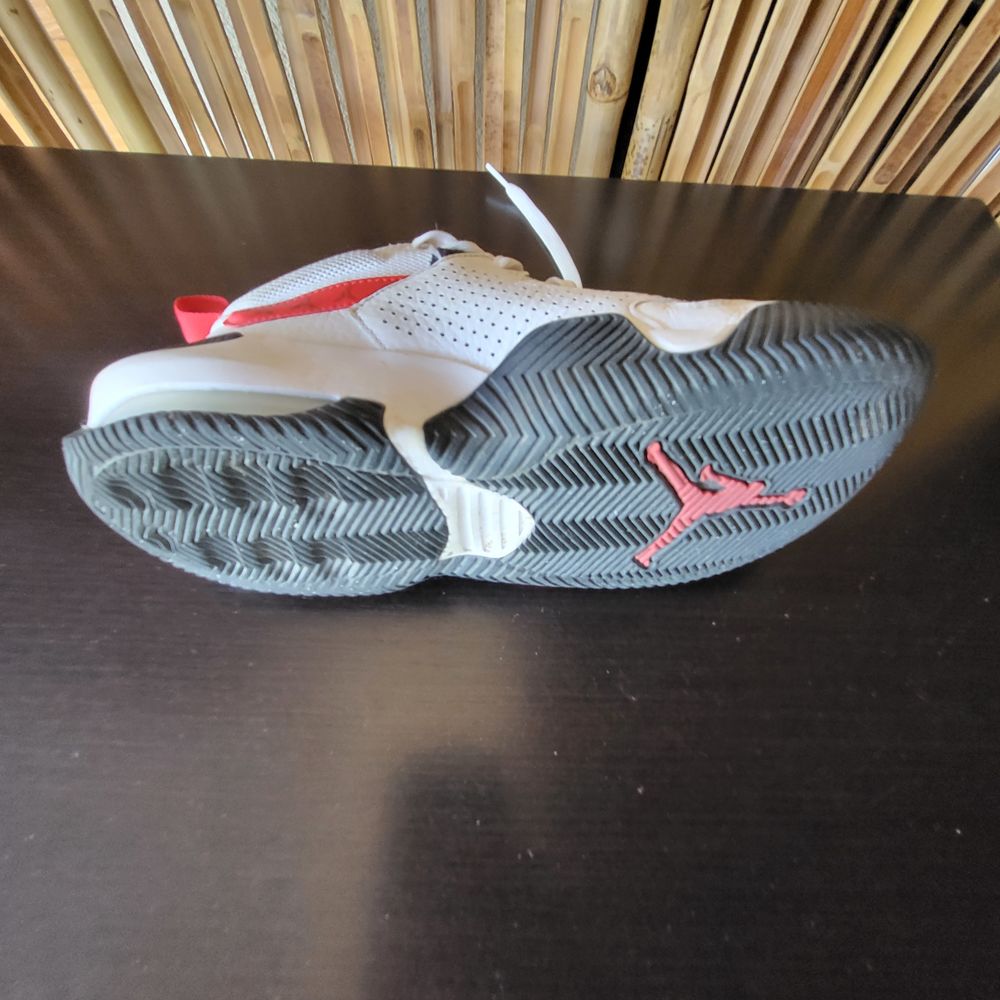 Baskets Nike Jordan Stay Loyal 2 T.39 blanches Tr&egrave;s bon &eacute;tat Chaussures