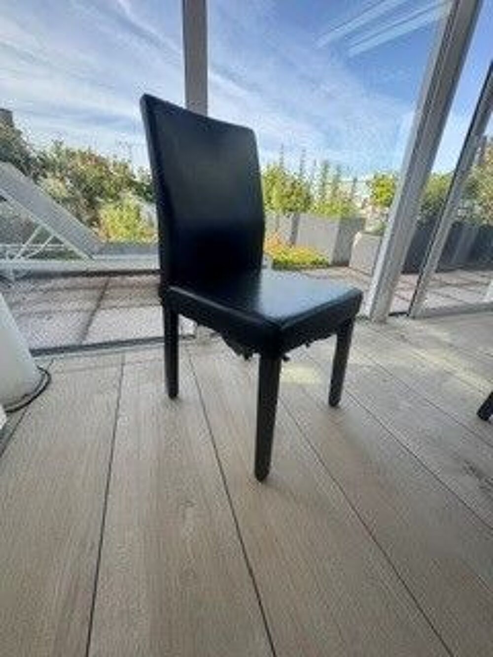 lot d'une table &agrave; manger et de 8 chaises de marque HABITAT Meubles