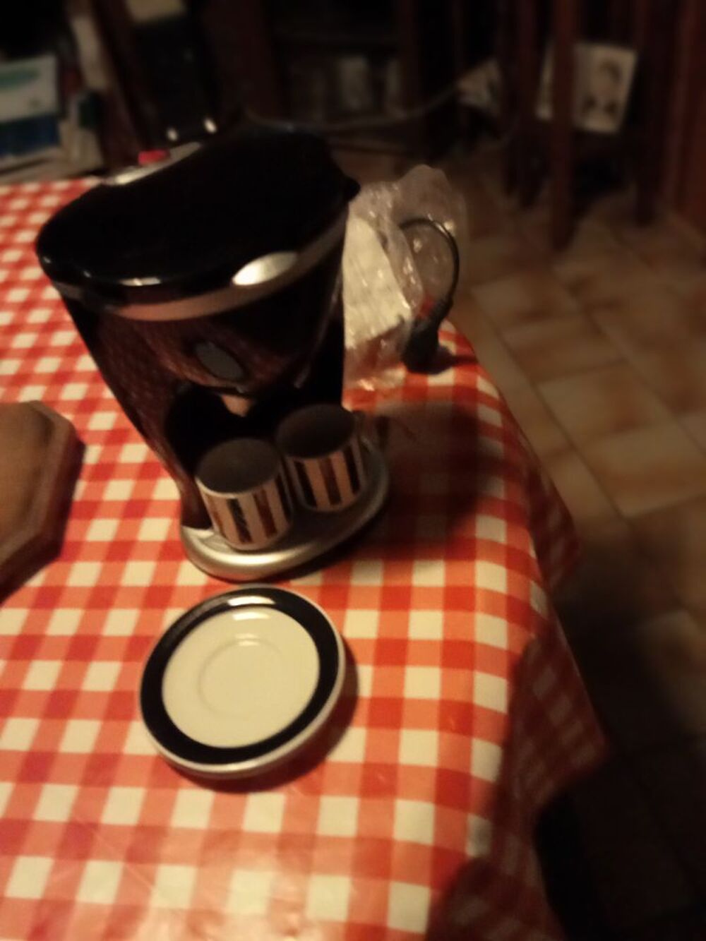 cafeti&egrave;re avec set de tasses Electroménager
