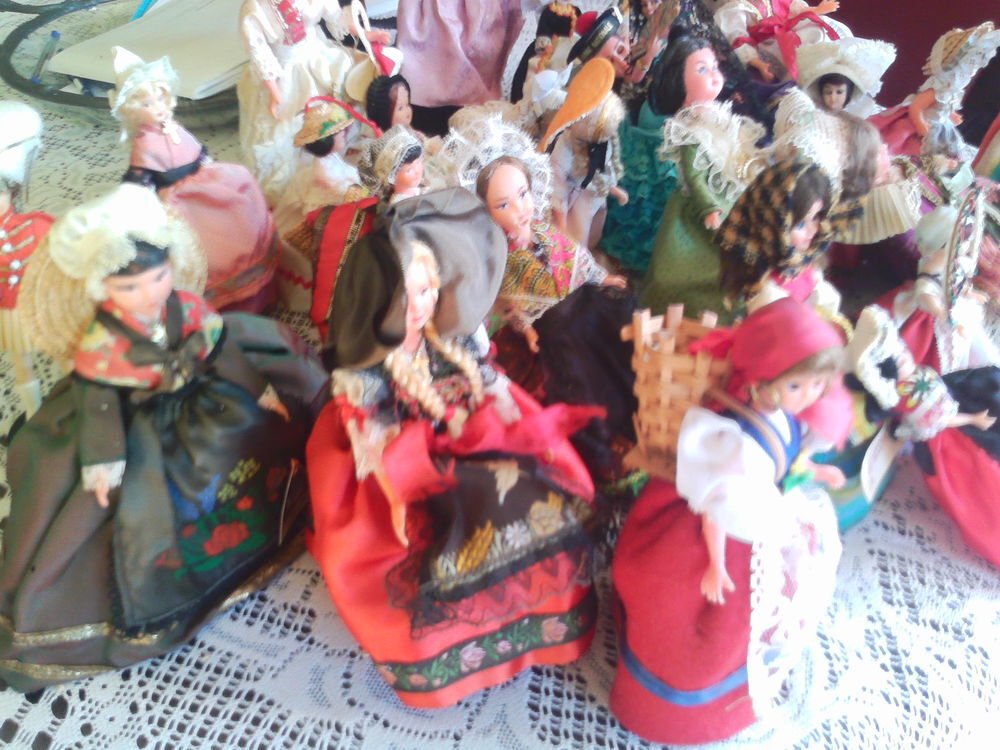 lot de 30 poup&eacute;es folkloriques 