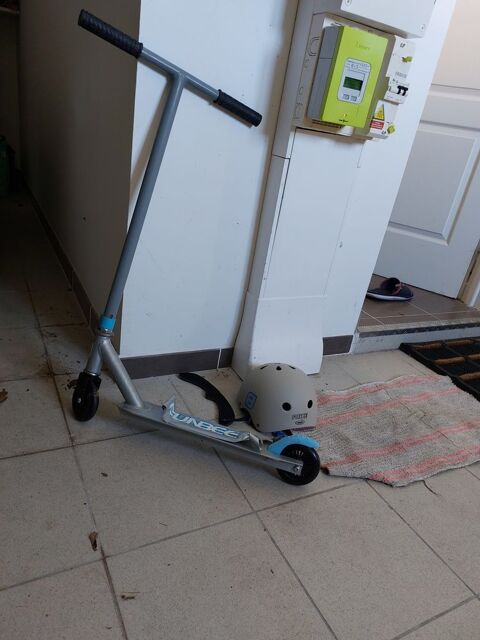 trottinette enfant et casque Breuillet (17)
