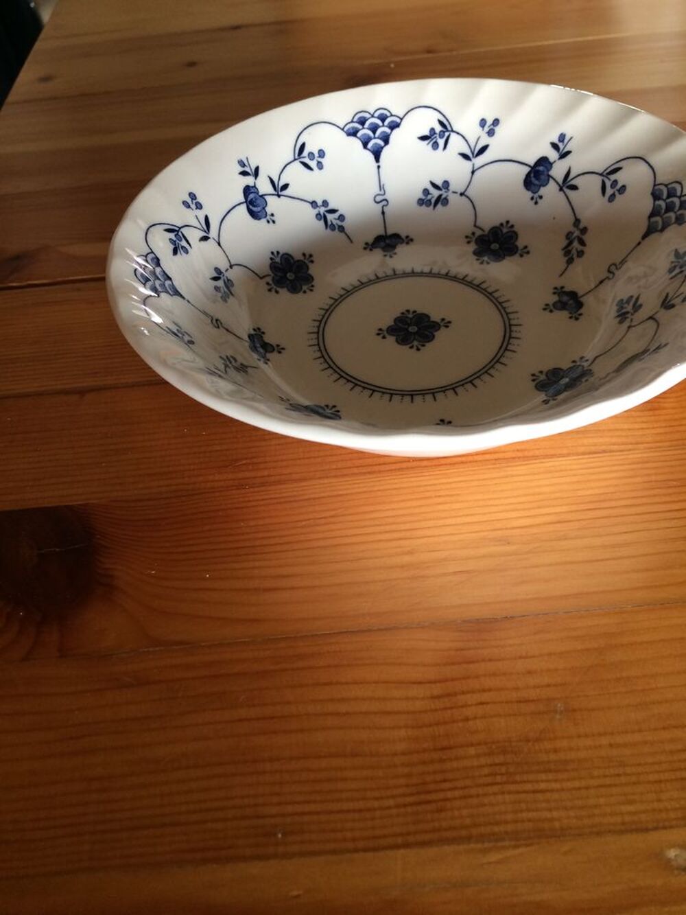 services table classiques et belles casseroles et autres . Cuisine