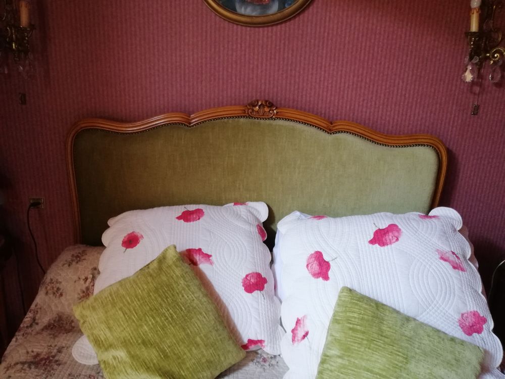 Lit corbeille en merisier et velour style Louis XV. Meubles