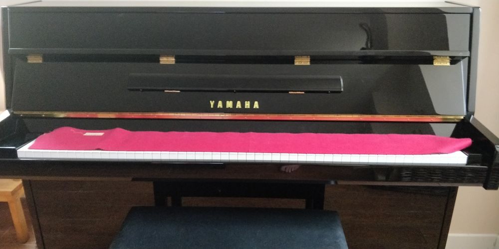 Piano droit Yamaha JU109. EXCELLENT &Eacute;TAT Instruments de musique