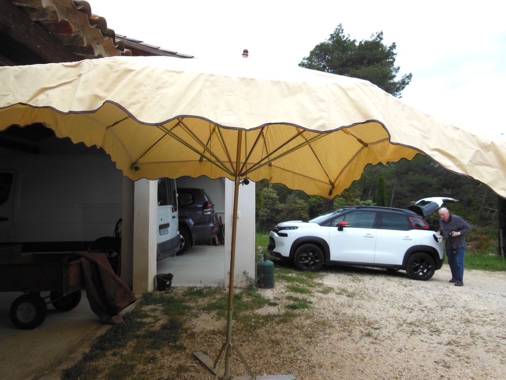 PARASOL DE MARCHE ETAT NEUF BEIGE Jardin