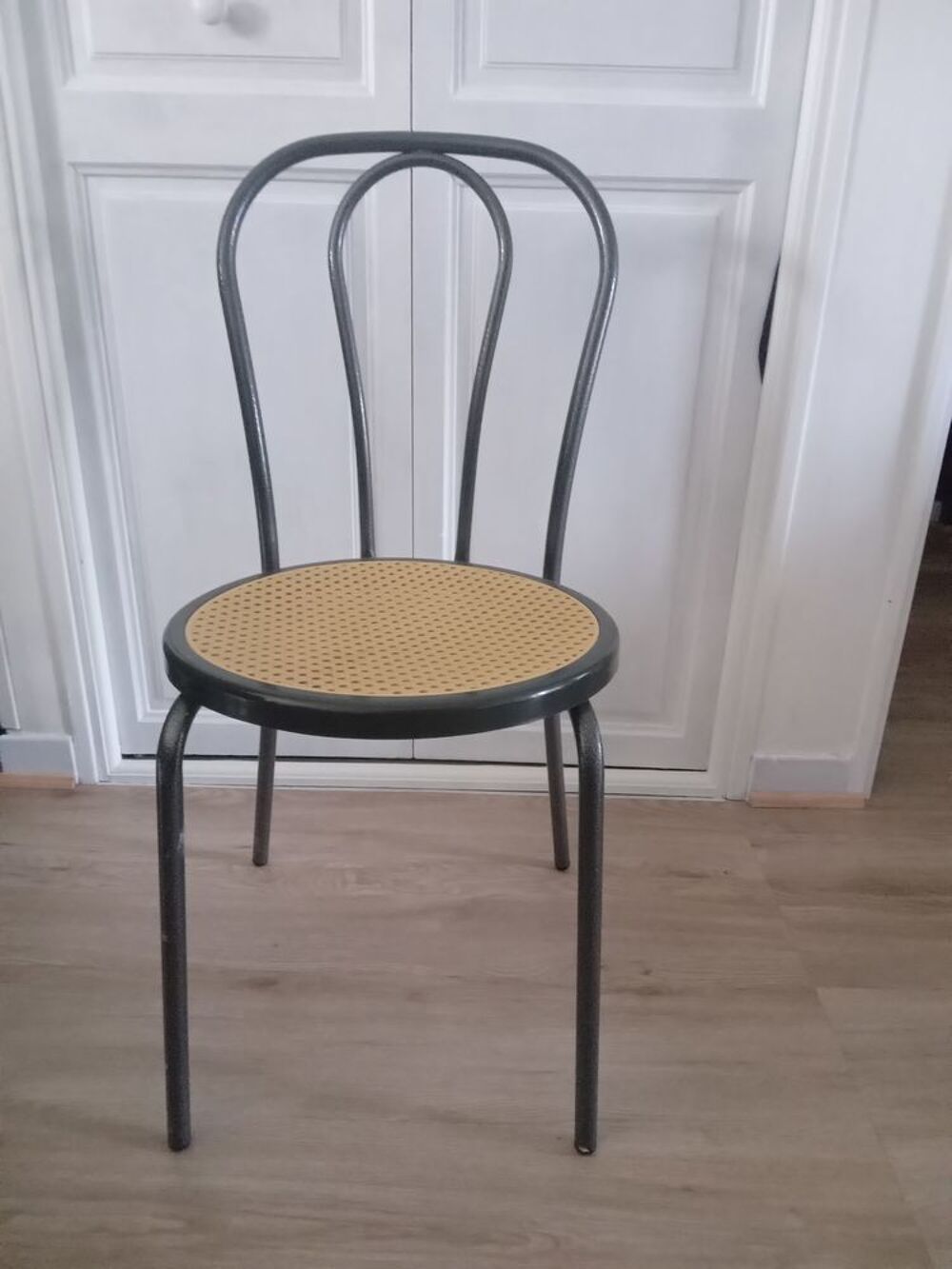 4 CHAISES ETAT PROCHE DU NEUF Meubles