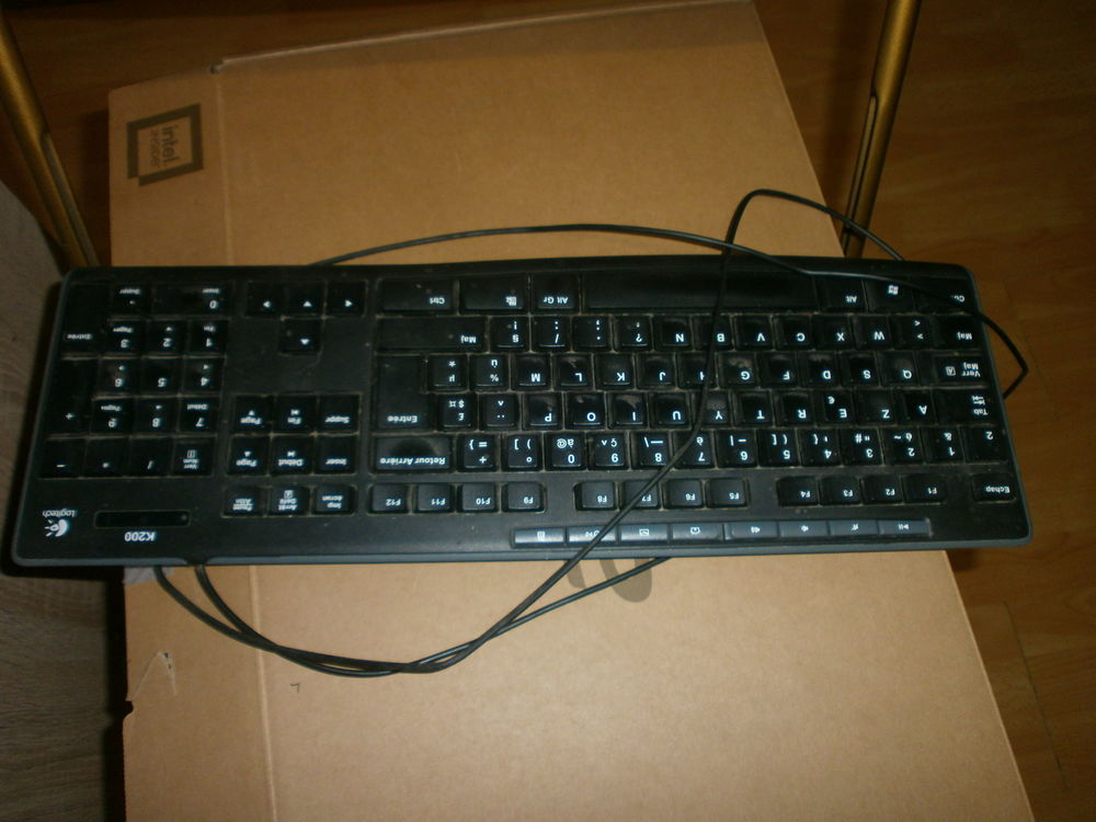 Ecran ordin 0.92 x 0.38 + clavier + 2 hautparleurs TBE Matériel informatique