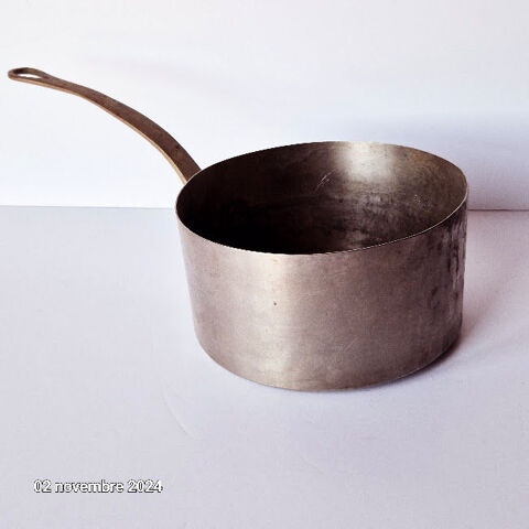 Casserole artisanale vintage en inox pure avec manche en lai 55 Saumur (49)