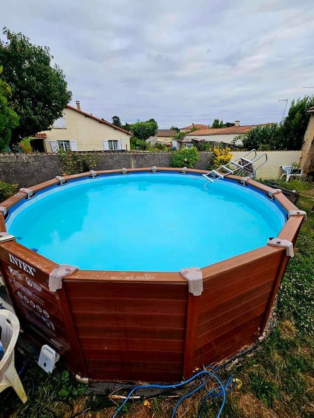 Piscine hors sol intex Sequo&iuml;a + robot Dolphin S200 Jardin