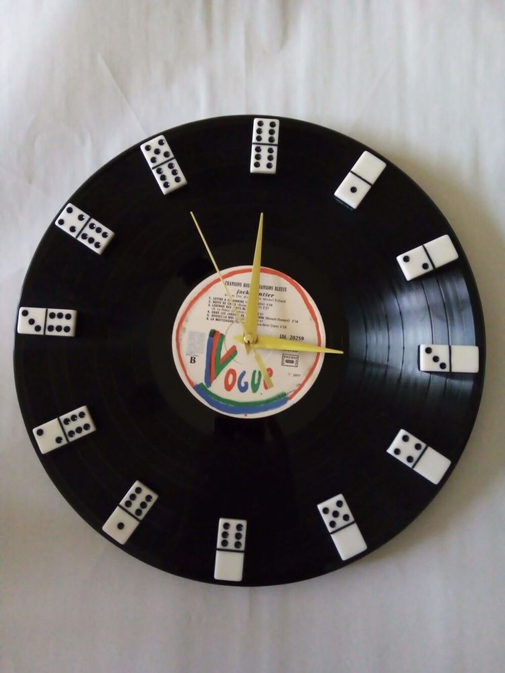 Horloge recycl&eacute;e vinyl dominos Décoration