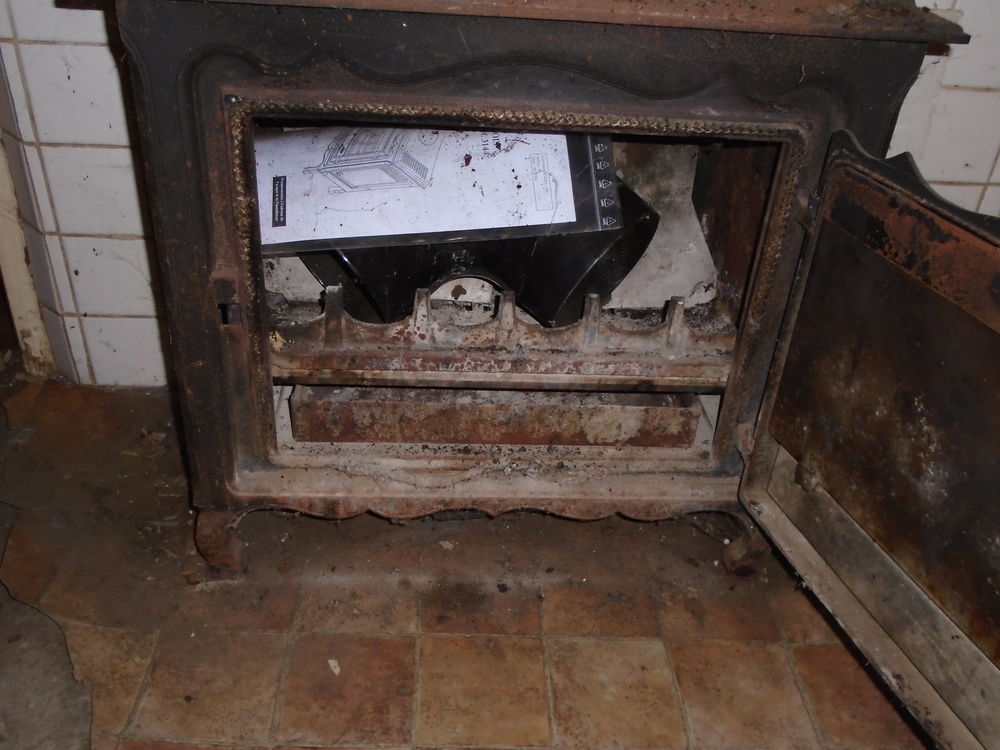 Po&ecirc;le &agrave; bois. Meubles