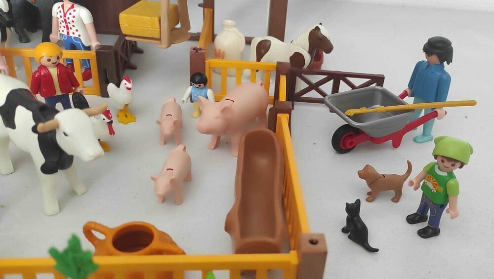 Playmobil Grande Ferme r&eacute;f: 6120 avec enclos modulable. Jeux / jouets