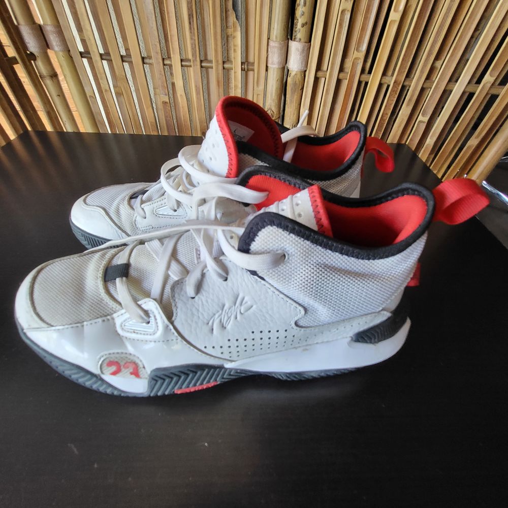 Baskets Nike Jordan Stay Loyal 2 T.39 blanches Tr&egrave;s bon &eacute;tat Chaussures