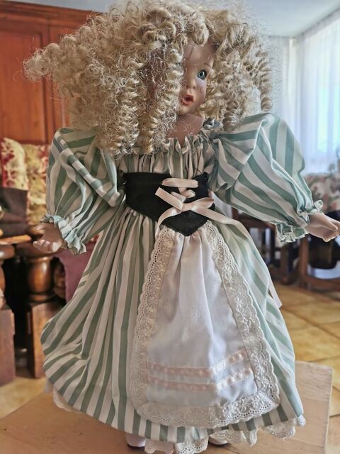 Cette poup�e de collection mesure 36 cm.
0 Nice (06)