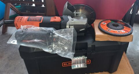 Une meuleuse de 900w 0 Le Port (97)