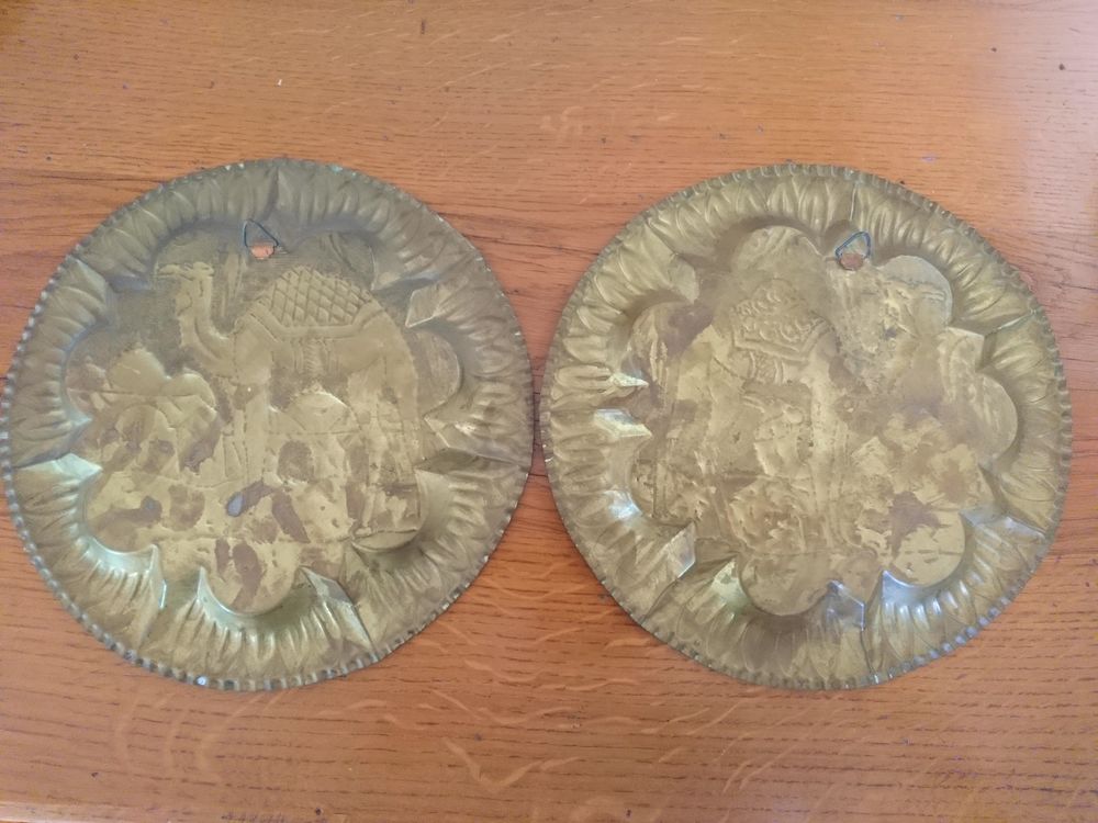 Deux assiettes en laiton Tunisiennes en excellent &eacute;tat Décoration