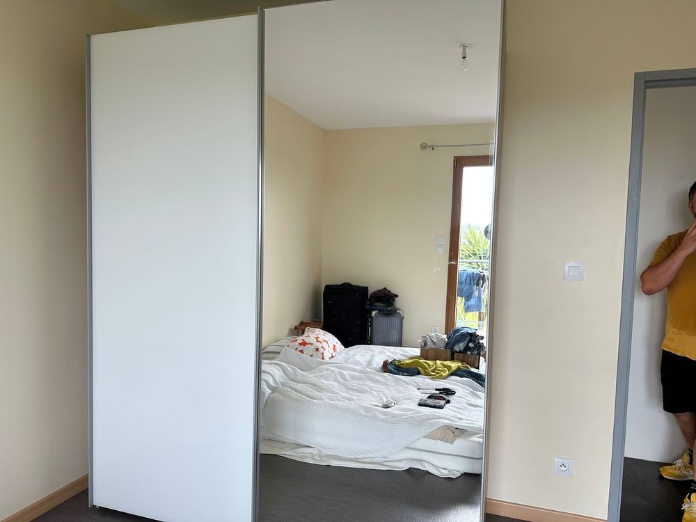 Belle armoire 3 portes avec miroir. Meubles