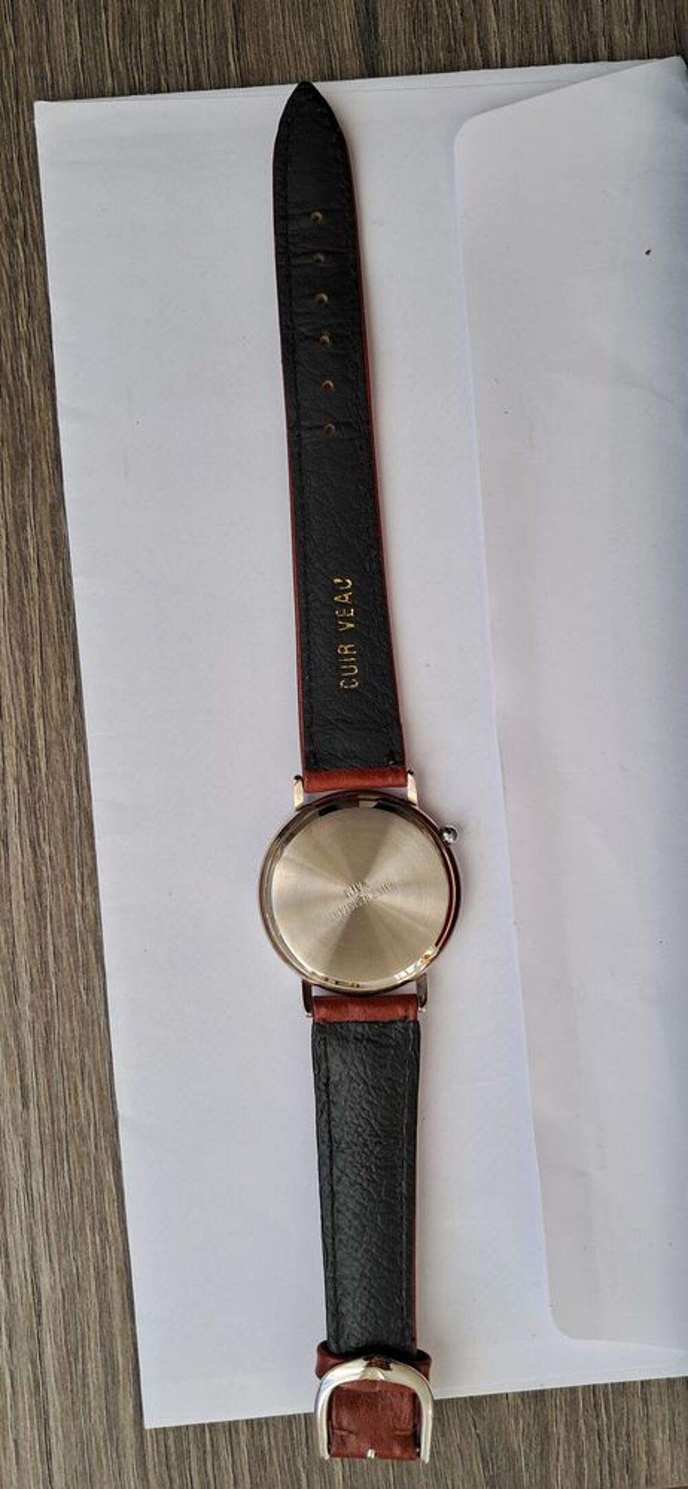 Montre jamais utilis&eacute;e ; bracelet cuir ; pile &agrave; changer Bijoux et montres