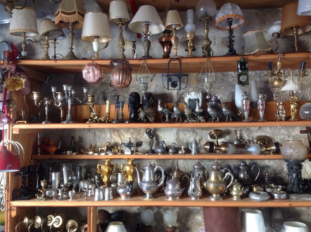 Je soldedu luminaire, des verres pour lustres et appliques ,des articlescadeaux ainsi que des tableaux Décoration