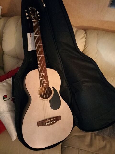 Guitare parlor folk Art et Lutherie Roadhouse Faded Cream 350 Tarbes (65)