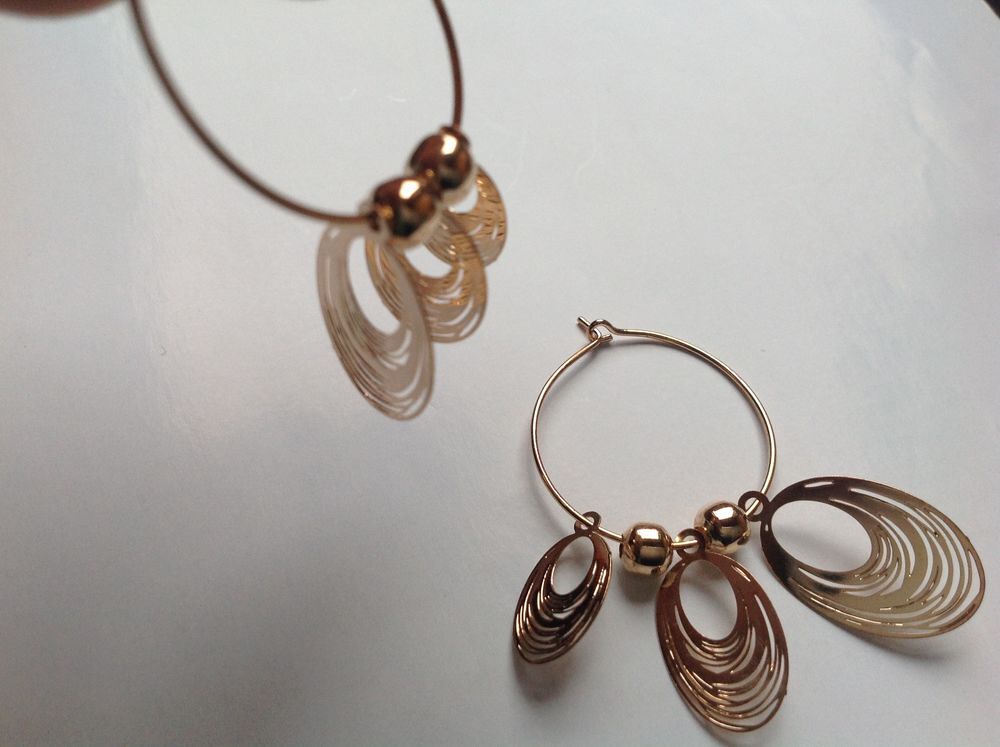 BOUCLES OREILLES DOR&Eacute;E OVALE 3ta ANNEAU Envoi Possible
Bijoux et montres
