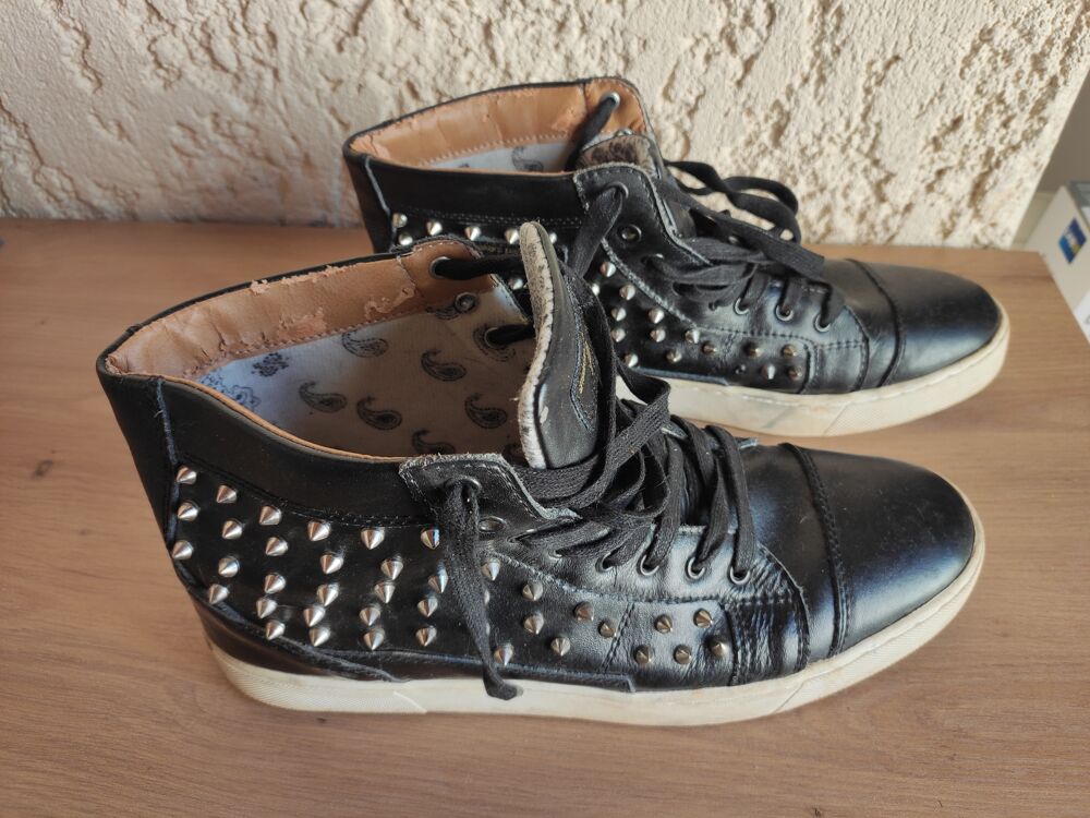 Chaussures hautes clout&eacute;es Chaussures