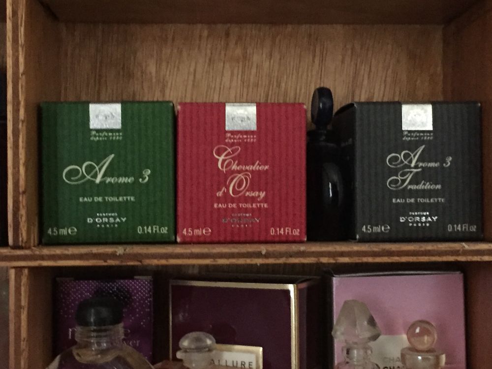 vitrine vendu avec &eacute;chantillons de parfums 