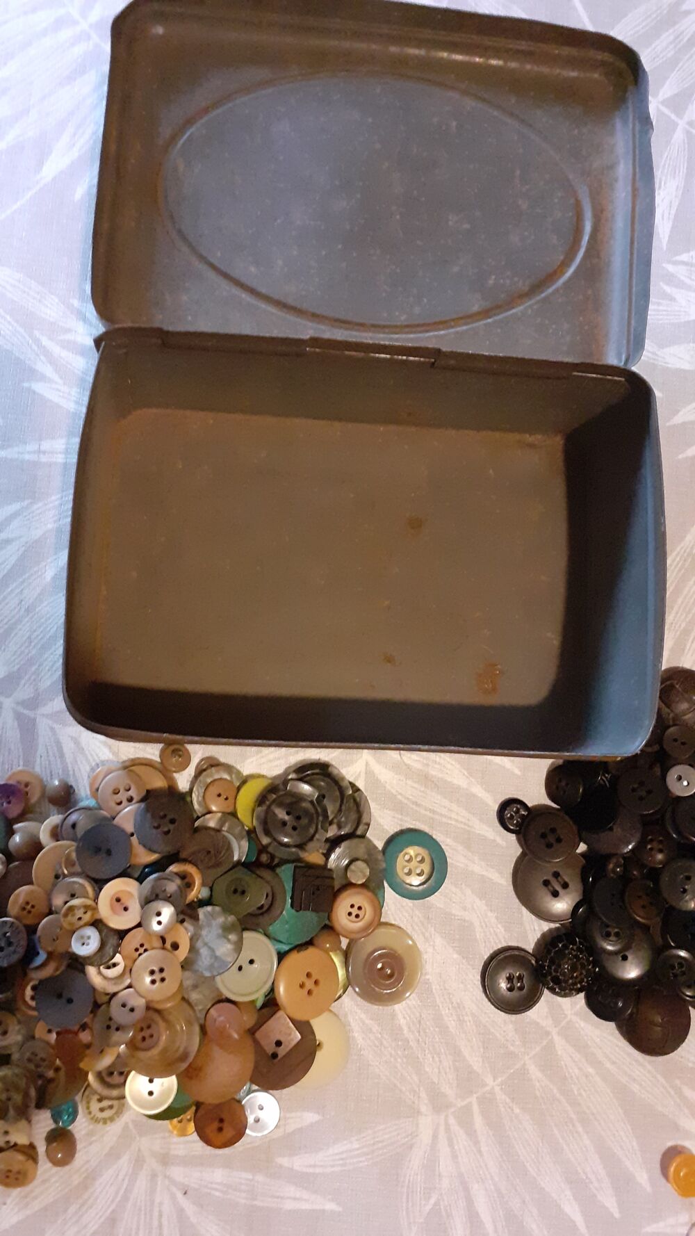 Bo&icirc;te en m&eacute;tal avec boutons vintage 