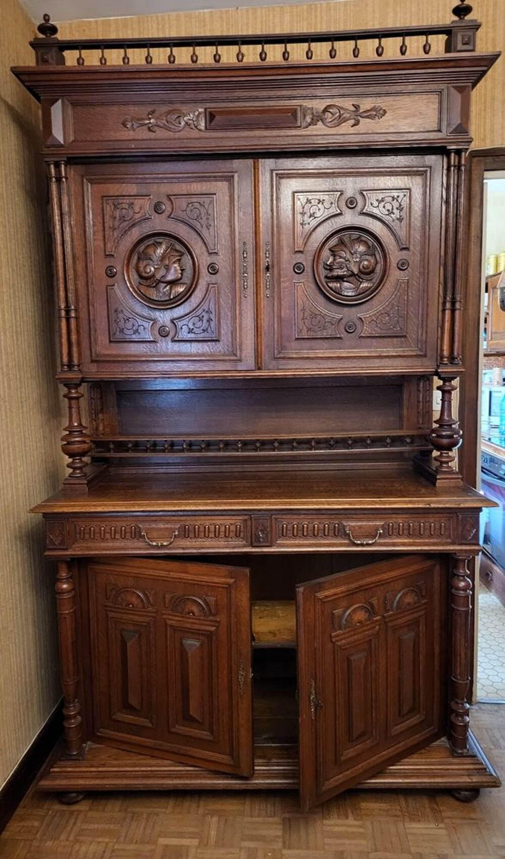Vaisselier en ch&ecirc;ne massif style Henri IV Meubles