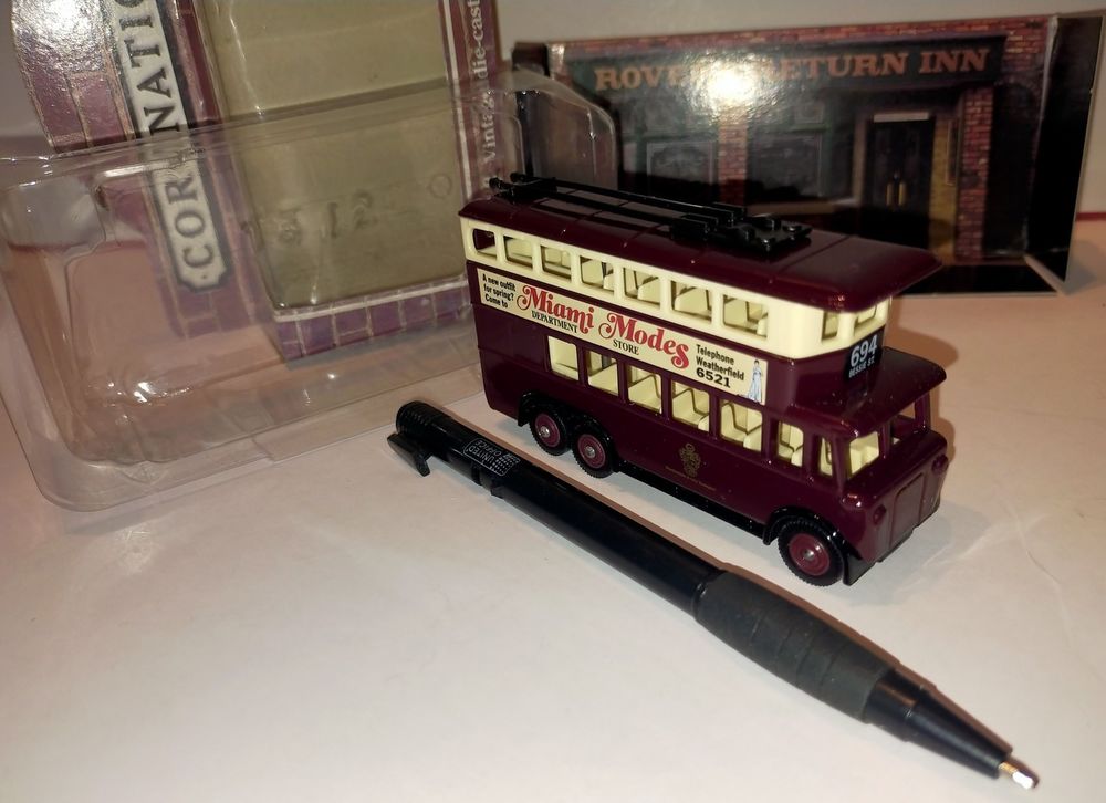 Lot complet de 2 Bus miniatures &agrave; imp&eacute;riale
Jeux / jouets