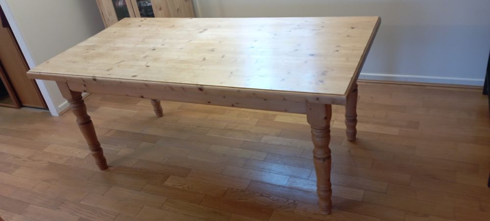 Table et chaises h&ecirc;tre massif 6/8 personnes Meubles