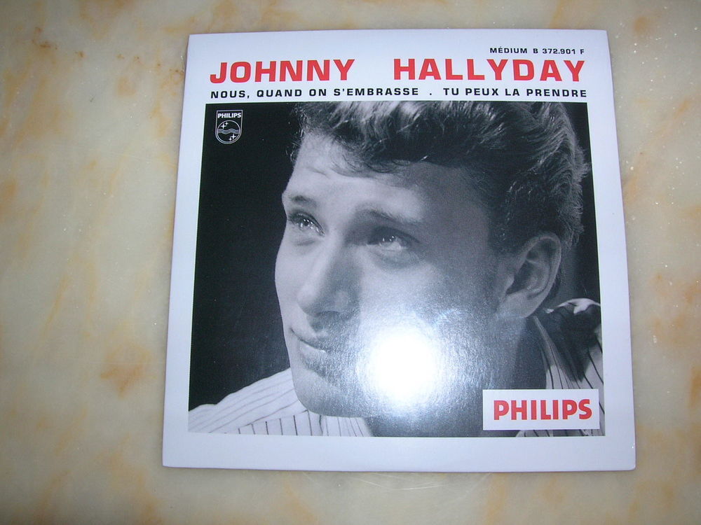 CD JOHNNY HALLYDAY Nous quand on s'embrasse CD et vinyles
