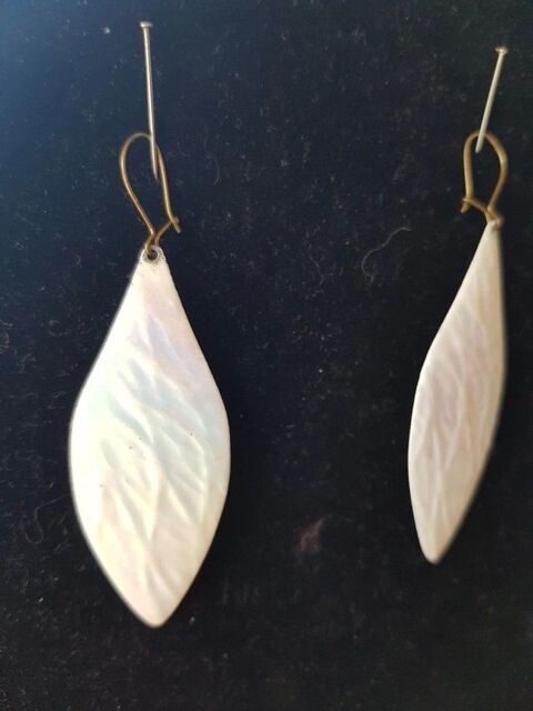 Boucle d oreilles pendantes blanches nacre tres bon etat lo 3 Viriat (01)