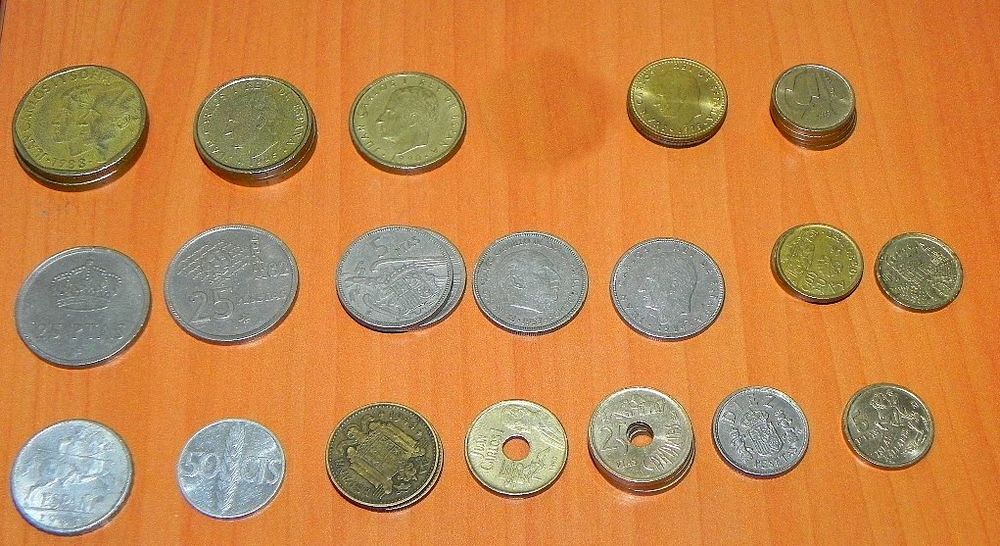 Lot de 135 pi&egrave;ces de monnaies anciennes internationales 