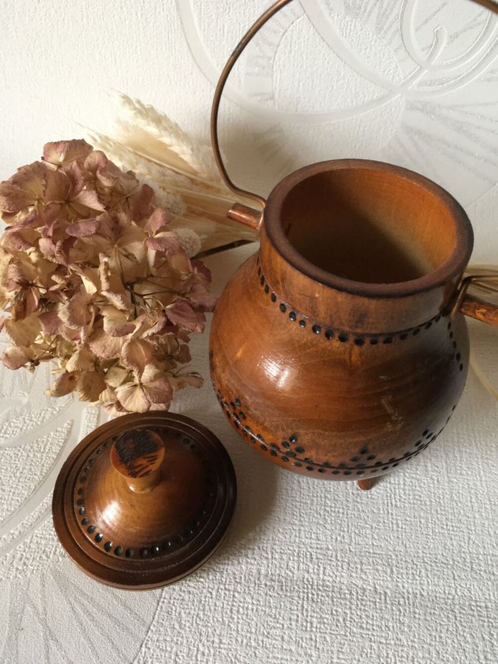 joli POT en BOIS verni pyrograv&eacute; avec anse et couvercle Décoration