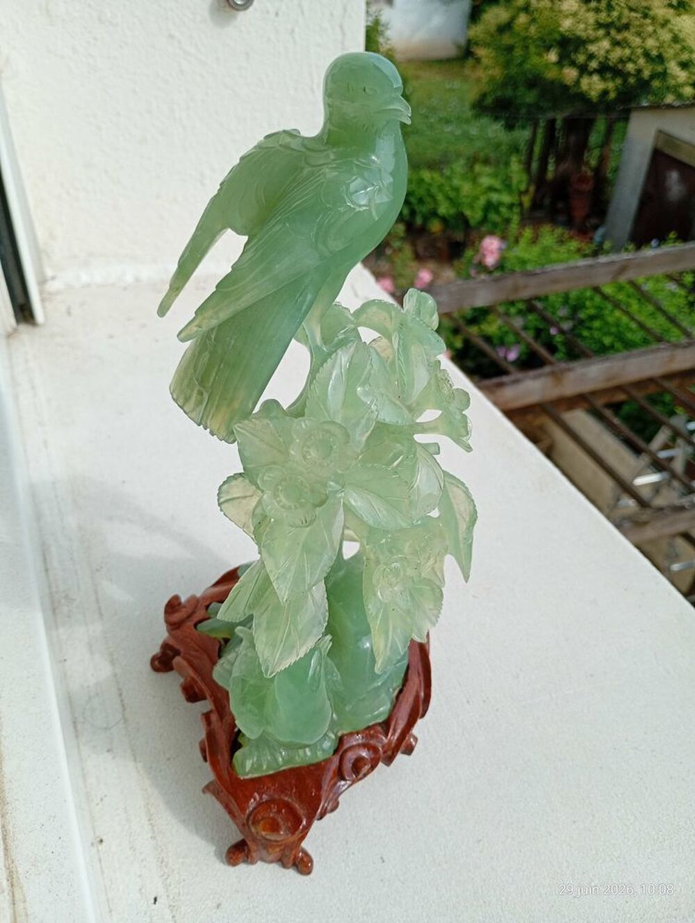 oiseaux sur sa branche d'arbre en jade sculpt&eacute; 