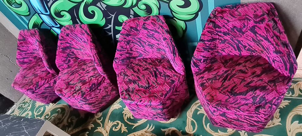 Lot de 20 POUFS type Discoth&egrave;que "ann&eacute;es 80" Meubles