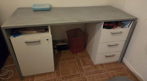 Bureau avec petites imperfections 
Faire offre Ch�teau-Thierry (02)