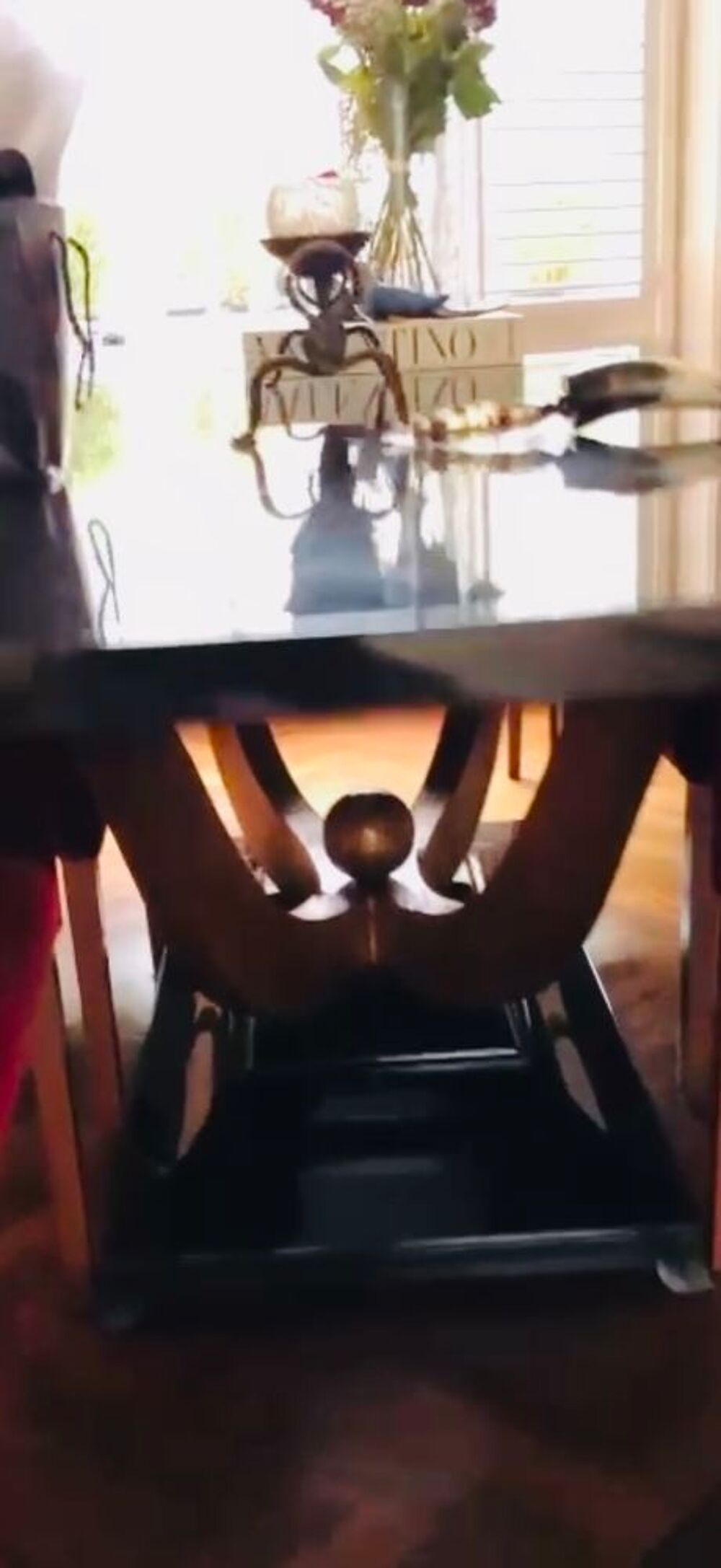 Beautiful and expensive table that seat 8 - 10 people Meubles