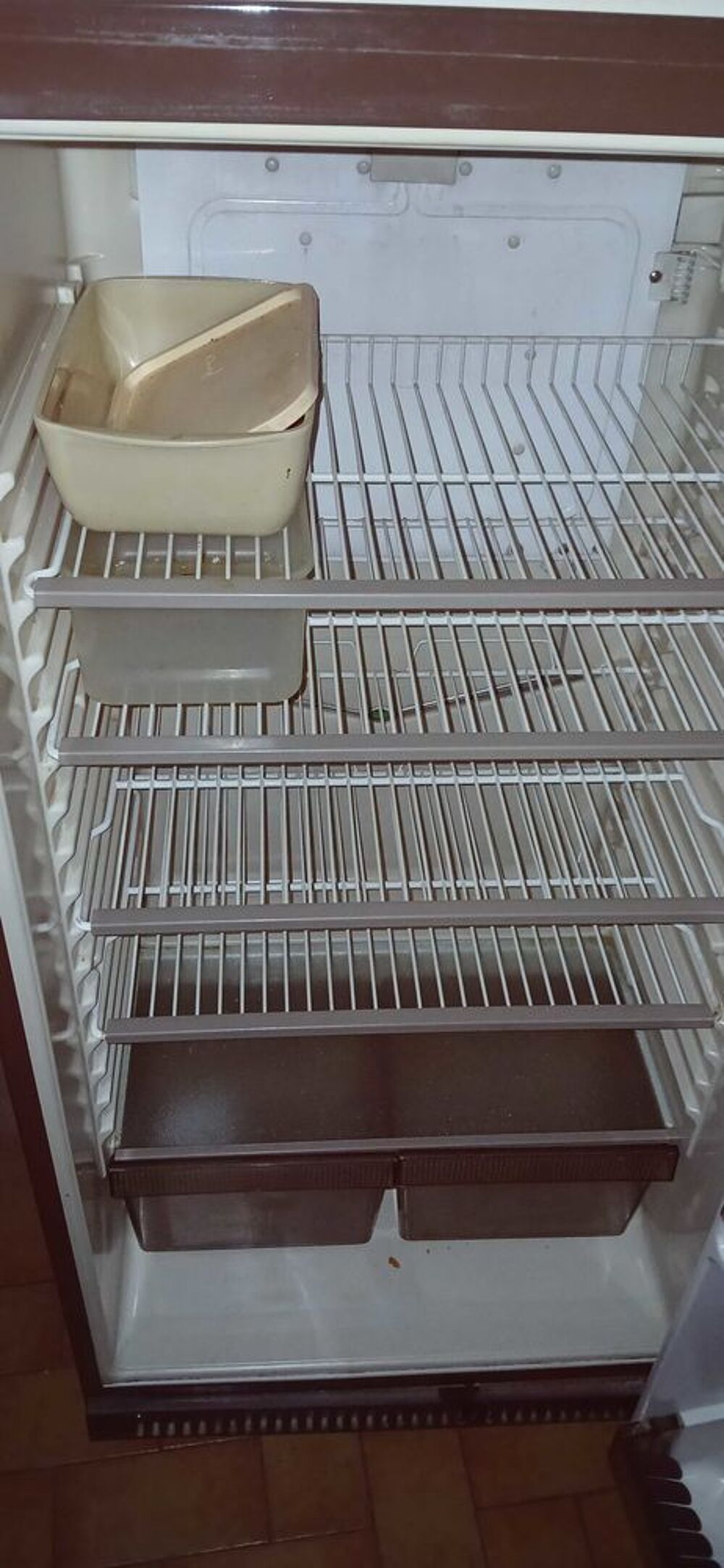 r&eacute;frig&eacute;rateur cong&eacute;lateur zanussi. Marron, tr&egrave;s bon &eacute;tat. Electroménager