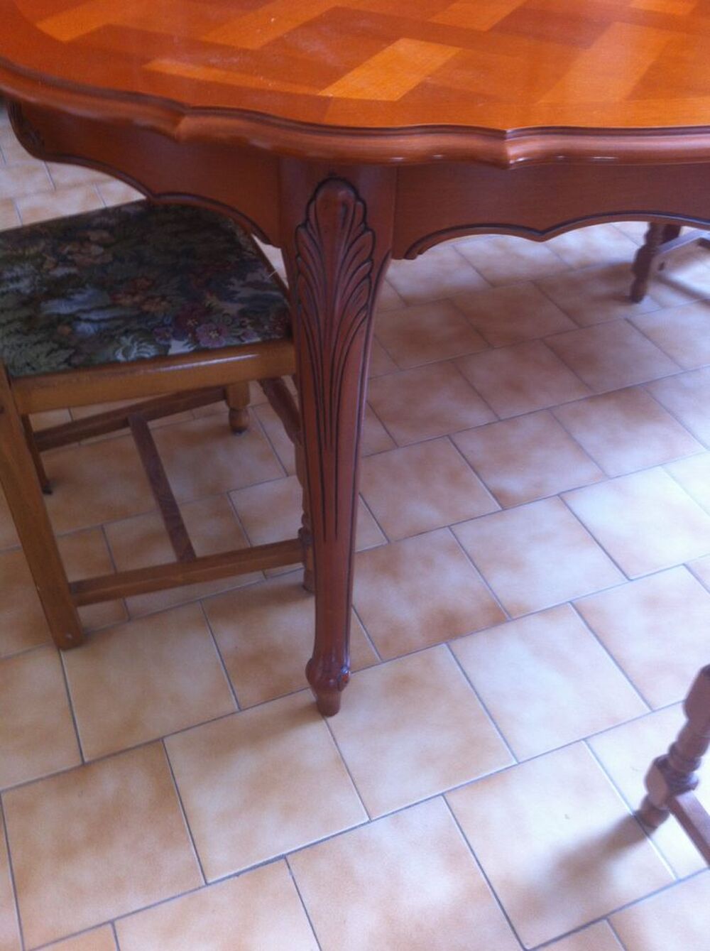 salle a manger enti&egrave;re + lustre Meubles