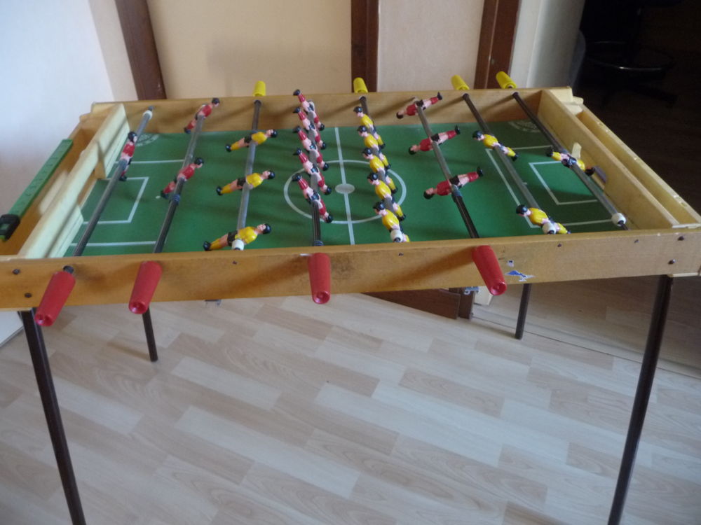 un baby foot 15 € , et un jeu de dames en verre 20€ 
Jeux / jouets
