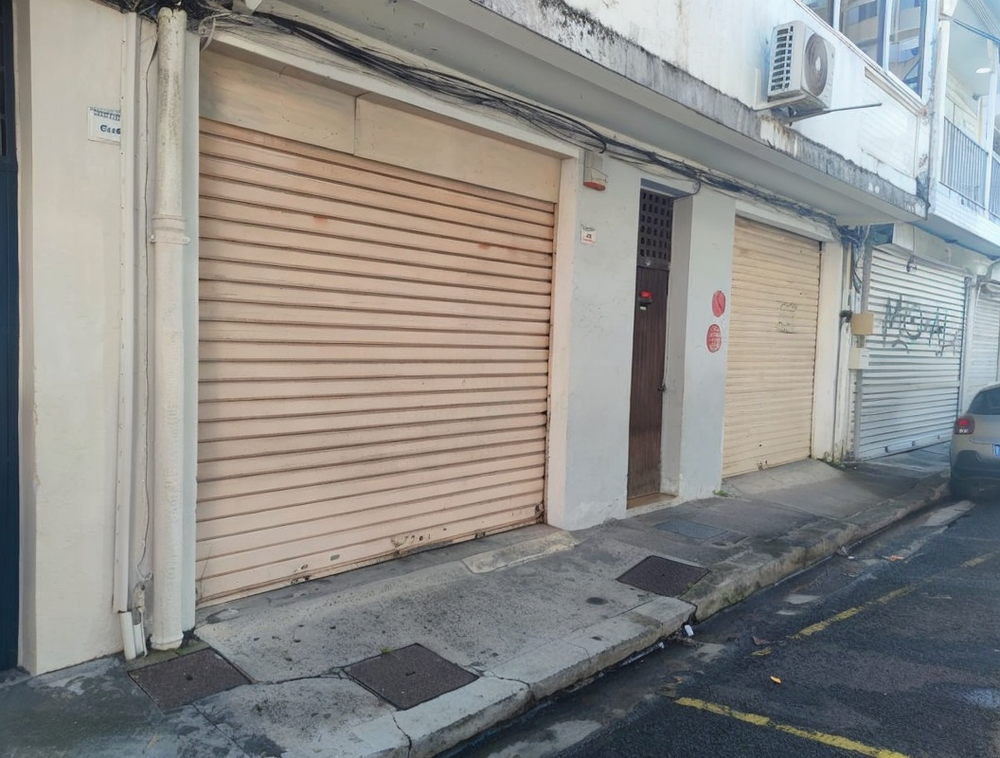 Vente Immeuble 2 locaux commerciaux (ou garage) avec salle d'eau et wc Pointe-à-pitre