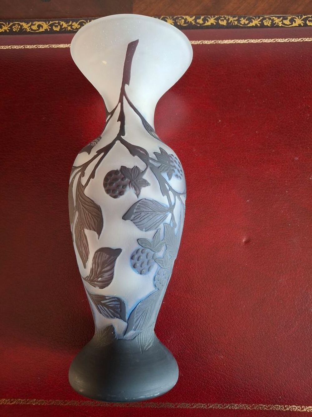 Vase en verre multicouches d&eacute;gag&eacute; &agrave; l'acide, sign&eacute;, h 25 cm Décoration