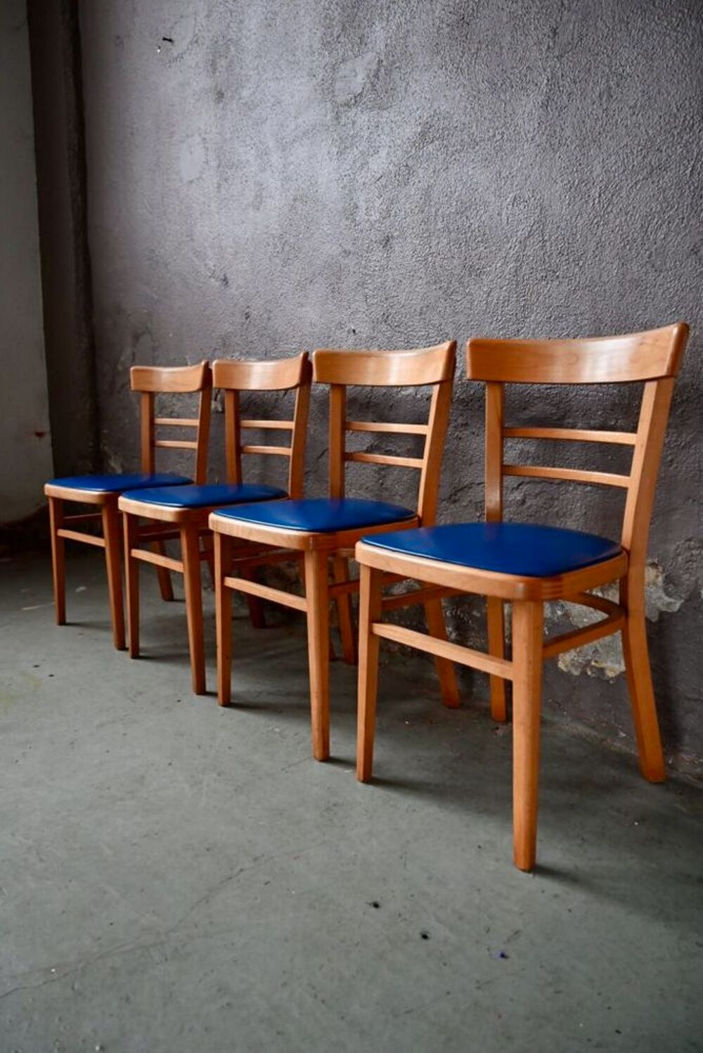 Set de 4 chaises bistrot en h&ecirc;tre et ska&iuml; bleu &eacute;lectrique Meubles