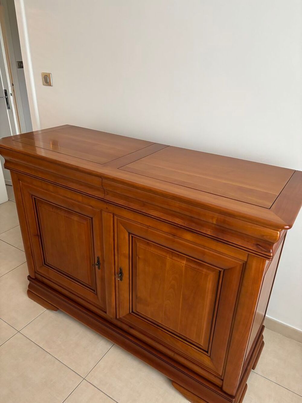 Table &agrave; manger ronde en bois et chaises assorties Meubles