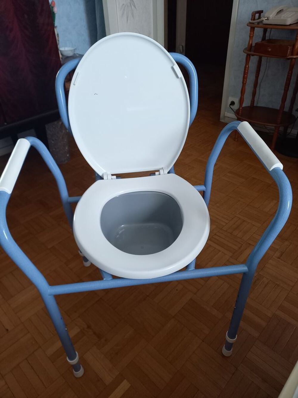 Chaise perc&eacute;e Meubles