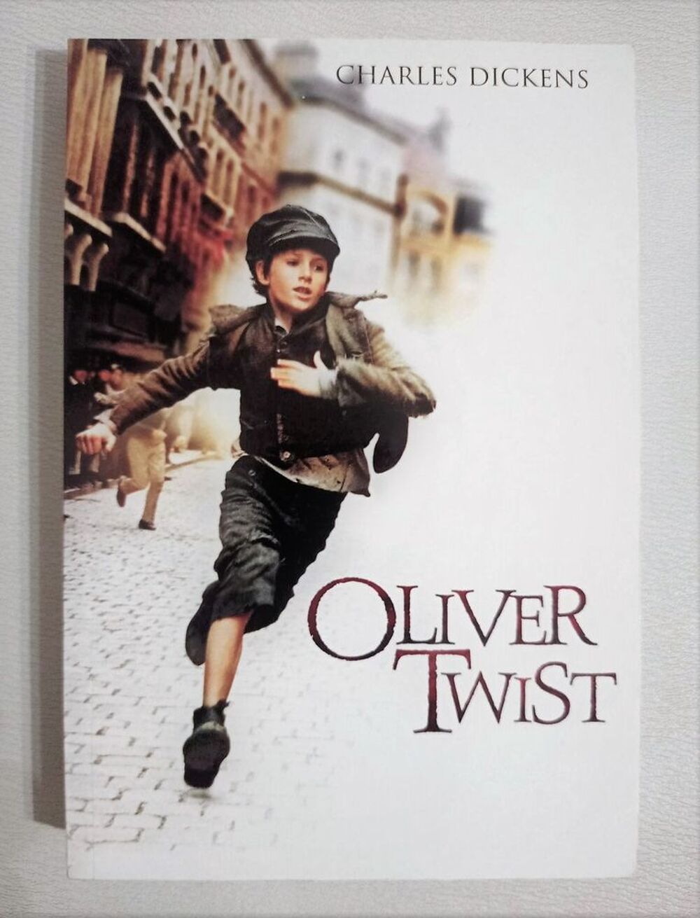 Oliver Twist traduit par Michel Laporte - HACHETTE Jeunesse Livres et BD