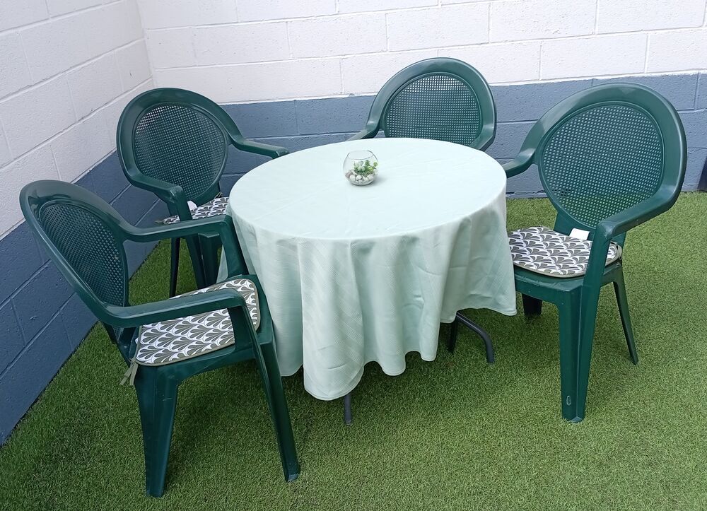 ensemble de jardin une table ronde &amp; 4 fauteuils Meubles