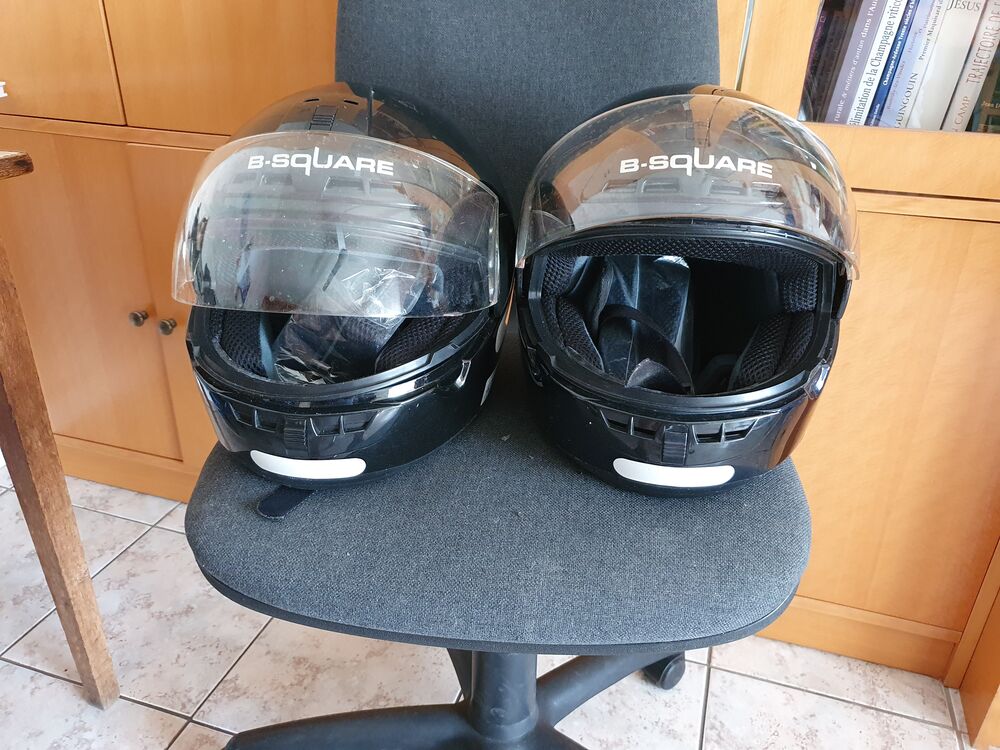 2 CASQUES INTEGRAUX pour motos Vêtements